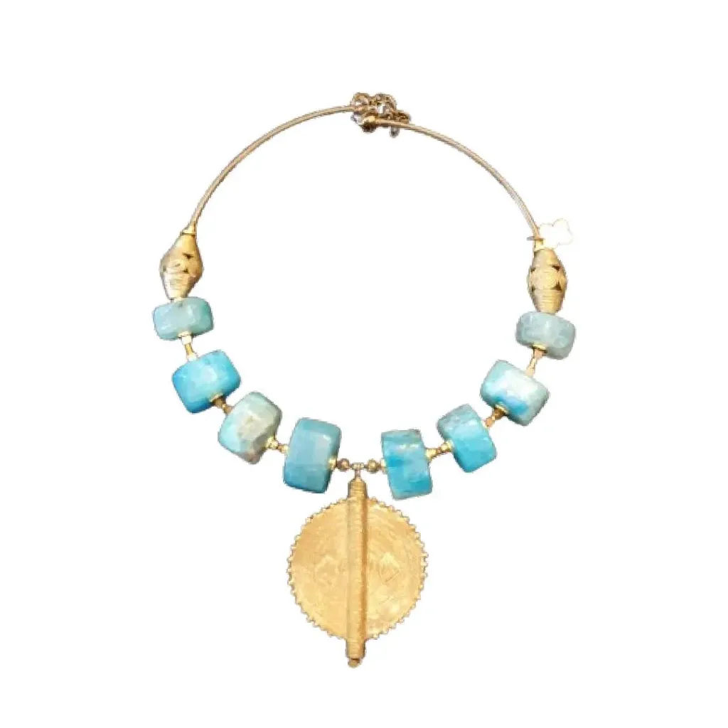 17 - CELESTE - C.0107 - Collier agates bleues avec médaillon.webp