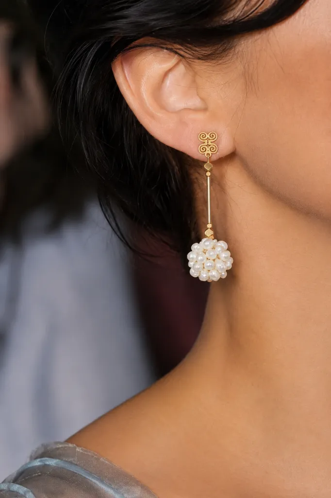 14 - NEVA - P.0102 - photo boucles d'oreilles portées perle d'eau douce.webp