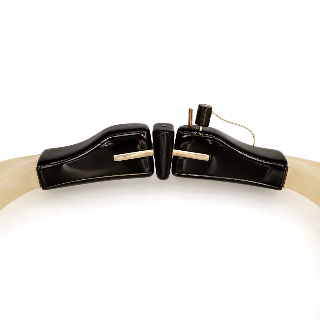 7 - Détail fermoir Collier plastron en plexiglas.webp