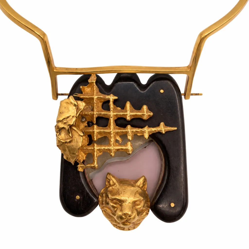 13 - Détail Collier pendentif chat plaqué or et ébène.webp