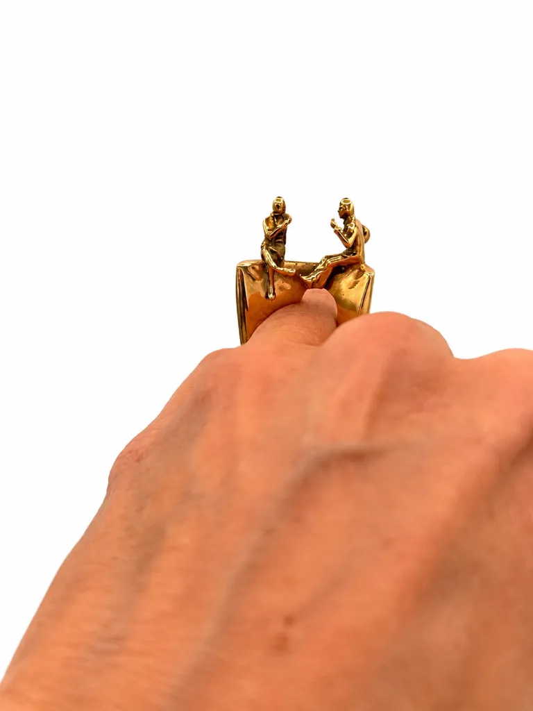25 - Bague personnage portée 1.webp